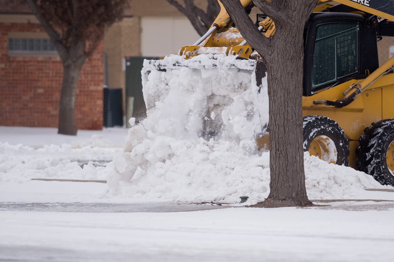 Hubo que emplear máquinas excavadoras para retirar la nieve de las vías de circulación
