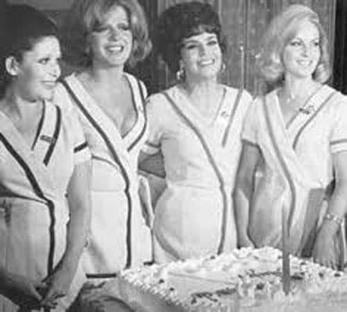 Tras los buenos resultados de la historia 
<b>México hizo su versión</b> en 1971 y también fue de larga duración, tuvo 
<b>760 episodios</b> de media hora. 
<b><a href="http://www.univision.com/series/el-chapo/2002-el-ano-en-que-maria-felix-y-otras-divas-del-cine-mexicano-fallecieron-fotos">Silvia Derbez</a></b>, Irma Lozano, Irán Eory y Lucy Gallardo eran las protagonistas.