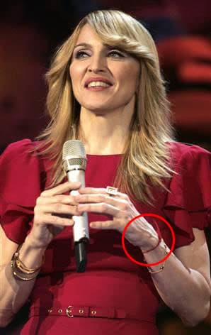 Pero ella no es la única, ya que también hemos visto a cantantes como 
<b>Madonna</b> usar esta misma pulsera, conocida como el 
<b>'Hilo Rojo de la Kabbalah',</b> en su brazo izquierdo pues es donde debe llevarse por está más conectado con el alma.