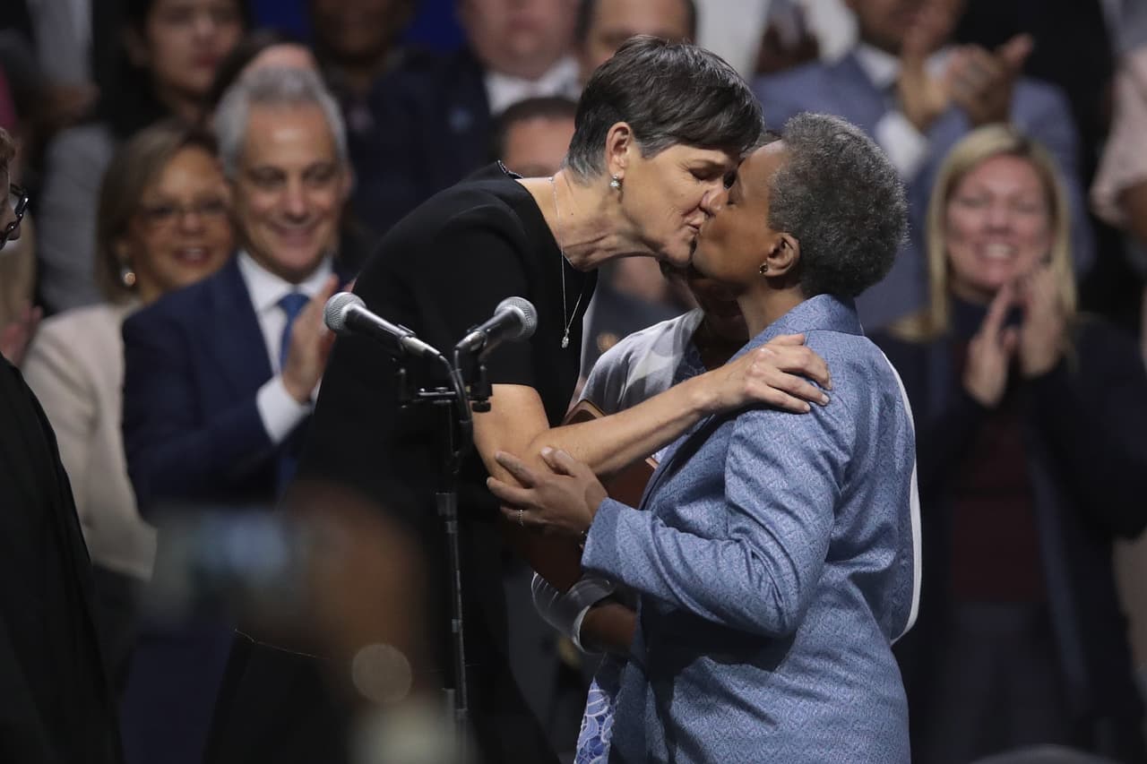 <b>La primera alcaldesa alcaldesa afroestadounidense y gay.</b> Lori Lightfoot (a la derecha), ex fiscal federal y quien nunca antes había desempeñado un cargo de elección popular, hizo historia al resultar electa alcaldesa de Chicago, Illinois. en la comunidad negra, en particular entre los pastores conservadores del sur y del oeste de la ciudad que tienen gran influencia en el electorado. 
<b>20 de mayo de 2019.</b>
