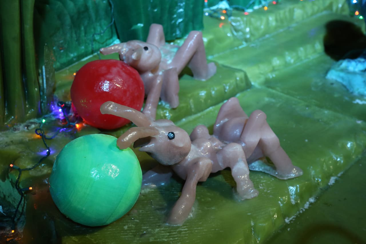 Hasta las pequeñas hormigas que habitan en las selvas tropicales fueron recreadas por los escultores.