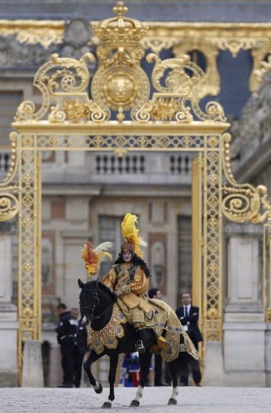 Este elegante hombre está listo para asistir a la fiesta privada con motivo de la boda entre Kim Kardashian y Kanye West.