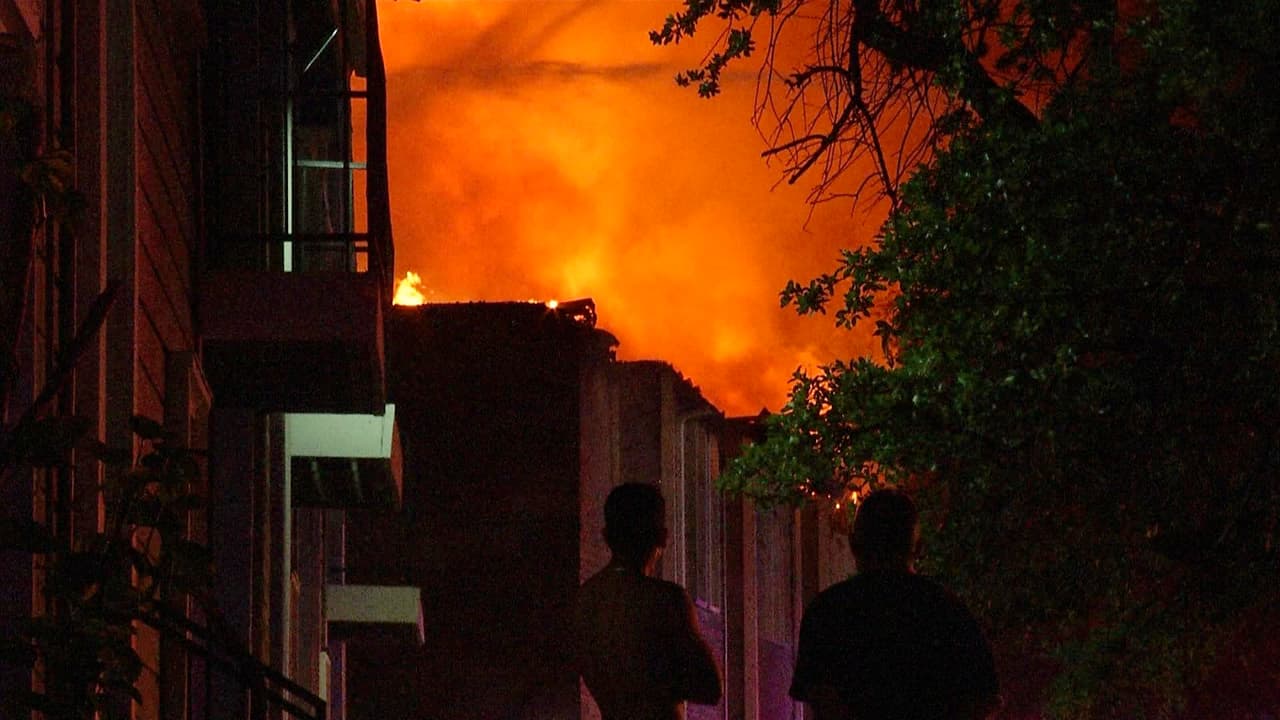 Residentes de apartamentos en la calle Nacogdoches son desplazados tras incendiarse el complejo 