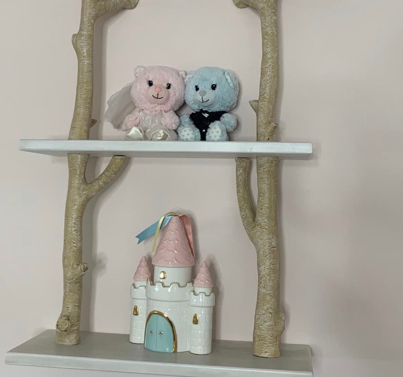 Hace ocho años, cuando Michelle y Fernando se comprometieron,
<b> la abuela de la mexicana les regaló este par de ositos para la ocasión.</b> La conductora ha decidido ponerlos en el cuarto, para tener siempre presente a su familia