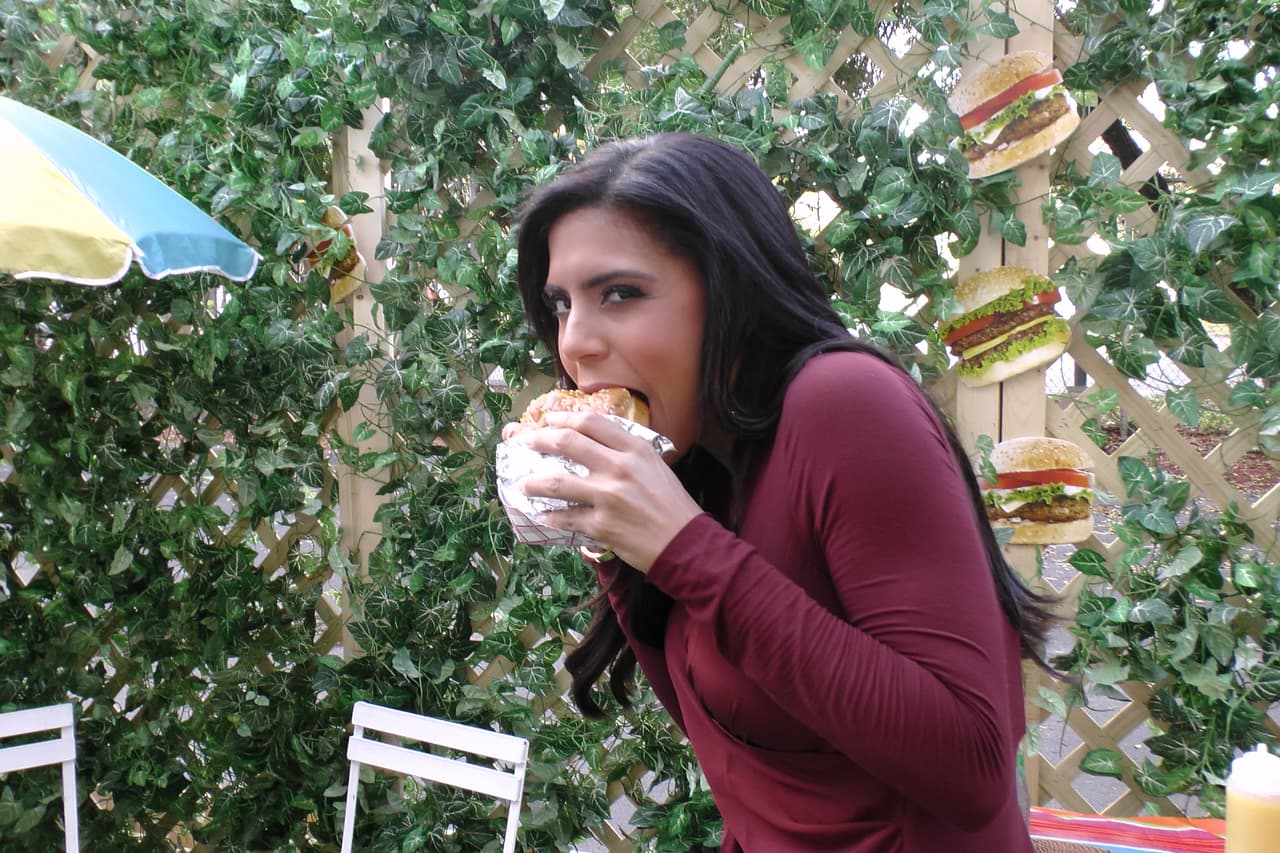 Agarramos a Francisca muy entretenida con la suya ¡pero qué mordidotas!