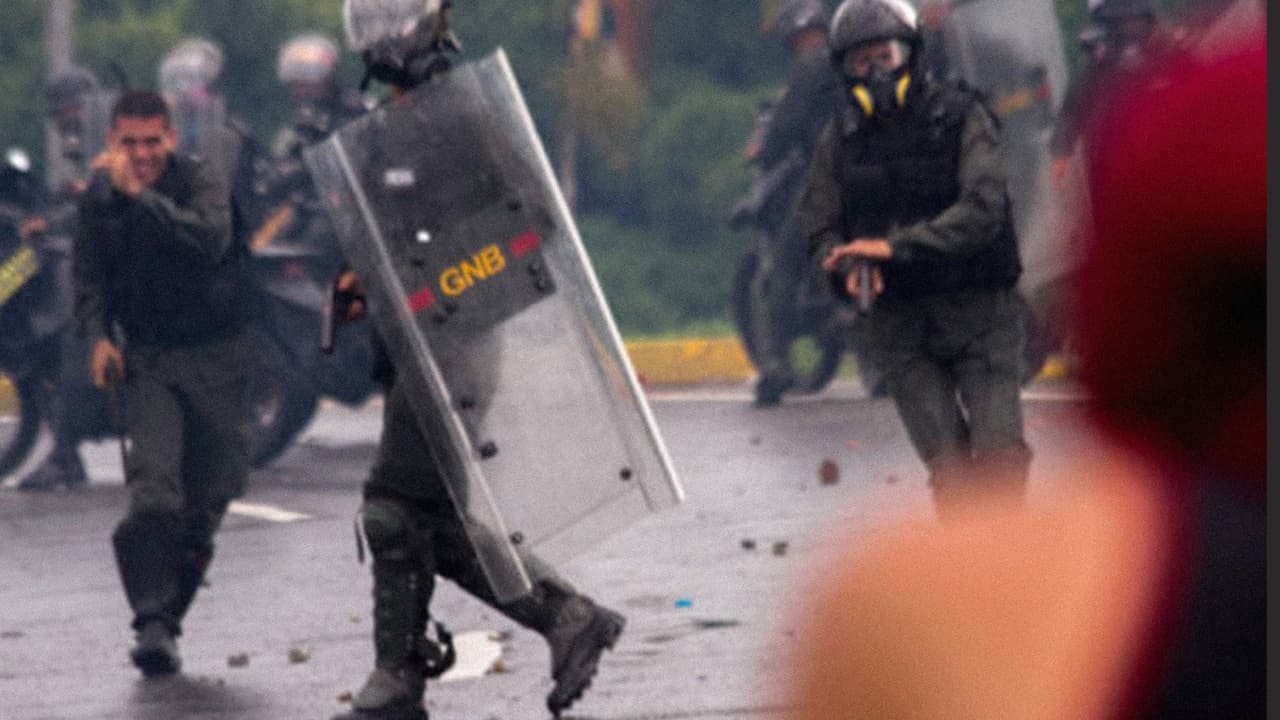 Varios medios independientes venezolanos han difundido fotografías tomadas el 19 de junio en el enfrentamiento entre manifestantes y Guardia Nacional, donde los funcionarios empuñan pistolas frente a los manifestantes.