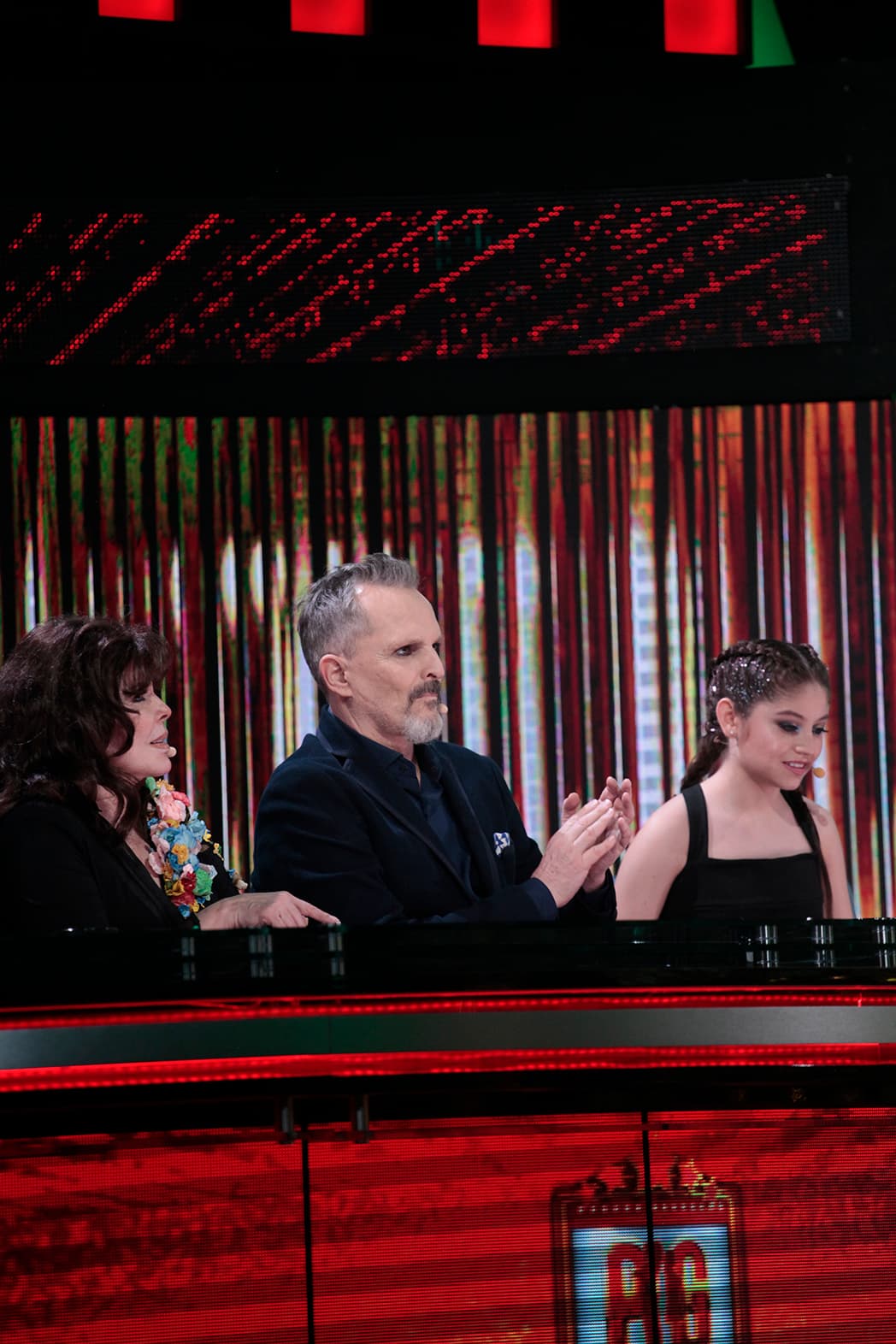 "Por estar haciendo el pasito se distrajeron. En la pose, la postura. No me atraparon ni con los ojos ni con la actitud. ¿Pensaban lo que decian la canción?", les preguntó Verónica.