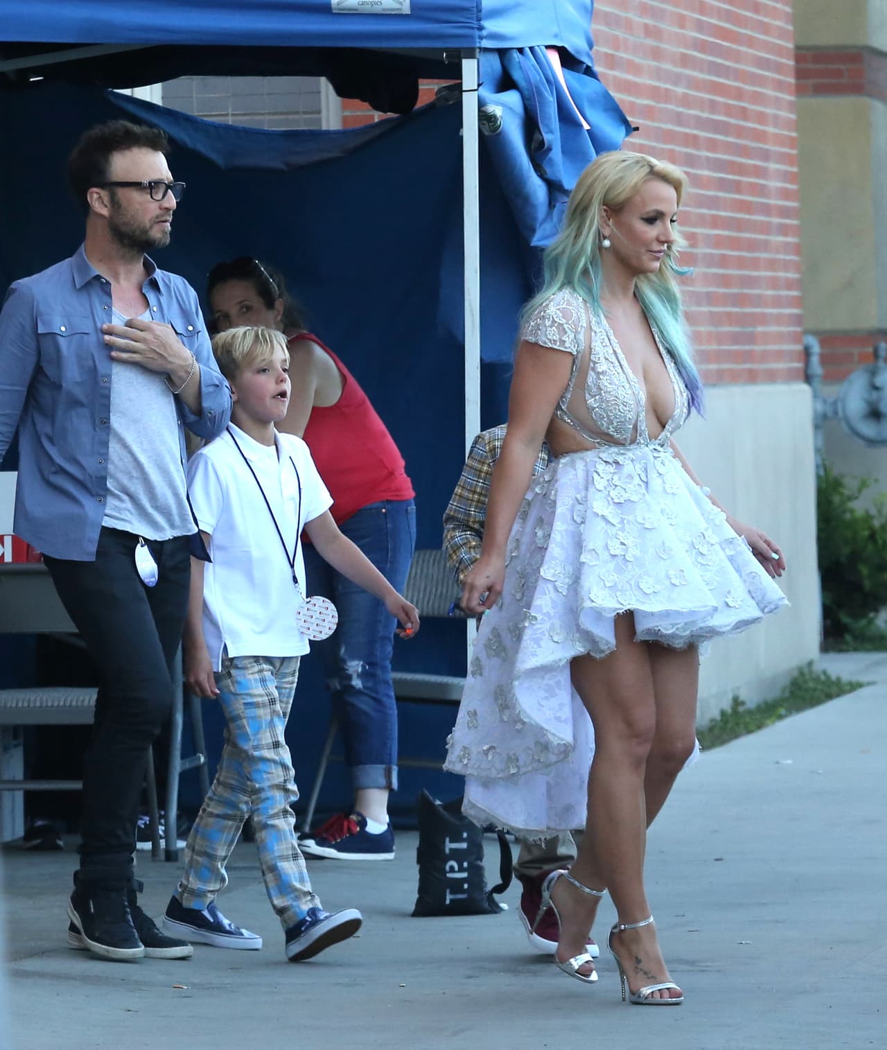 Desde antes de desfilar por la alfombra de los premios, la cantante se robó las miradas del staff.