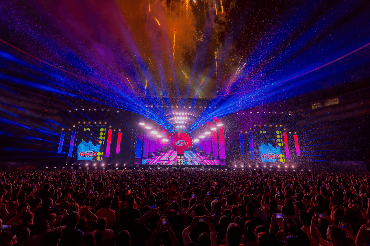 Miles de fanáticos bailaron y cantaron a viva voz la música del Grupo 5.