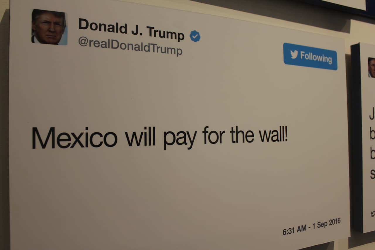 Otra de las grandes promesas del mandatario: México pagará por el muro. Solo que hasta el momento su edificación no ha sido iniciada e incluso hay 
<b><a href="http://www.univision.com/noticias/politica/trump-se-acerca-a-un-nuevo-fracaso-parlamentario-con-el-financiamiento-del-muro">problemas con su financiamiento</a></b>. (Patricia Vélez/Univision Noticias)