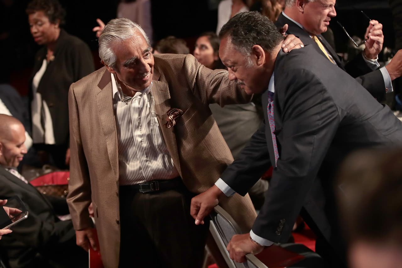 El demócrata Charles Rangel se encuentra con el reverendo Jesse Jackson en la universidad Hofstra, antes del comienzo del primer debate presidencial.