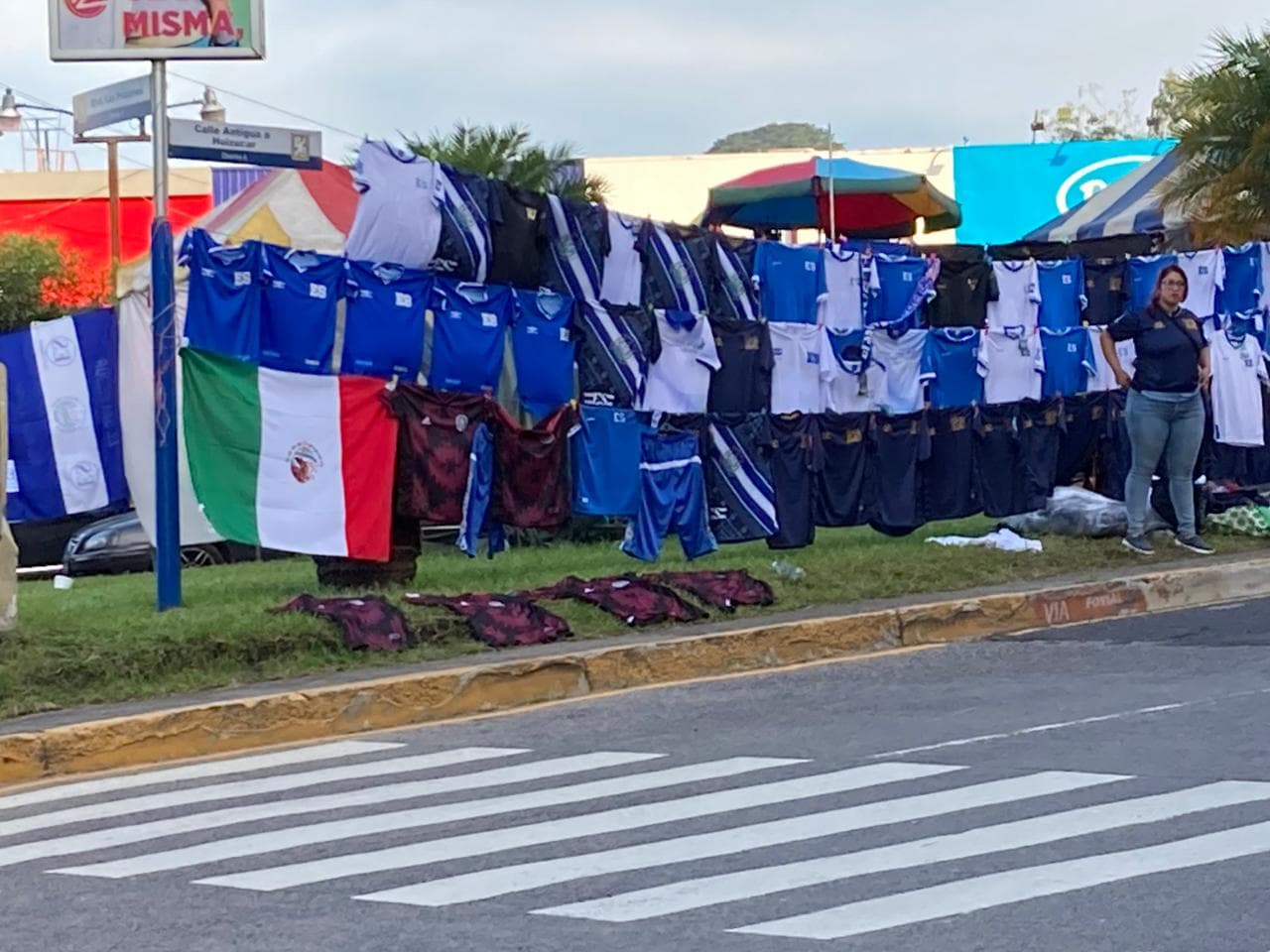 Tanto mexicanos como salvadoreños se muestran listos para disfrutar de la batalla entre la El Salvador y México.