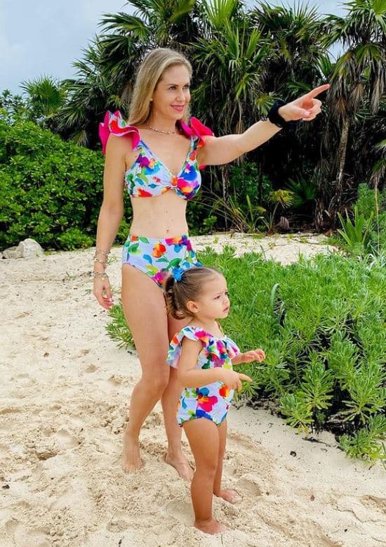 Sus trajes de baño que hacen match con los de Martina son algo que se ha mantenido presente desde que era bebé hasta ahora que está por cumplir sus 3 años.