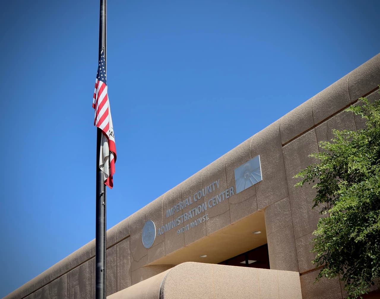 2. El único condado de la lista en el extremo sur del estado, en la frontera con México, el 
<b>Condado Imperial </b>es el segundo condado con el salario promedio más bajo. Aquí los trabajadores ganan en promedio 
<b>$46,222 </b>al año, lo que es 28.9% más bajo que el promedio nacional.