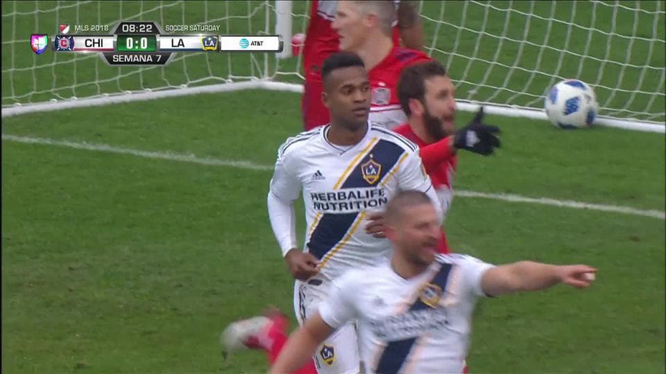 Fuera de juego de Sebastian Lletget: El juez de línea levanta el banderín y anula la jugada.