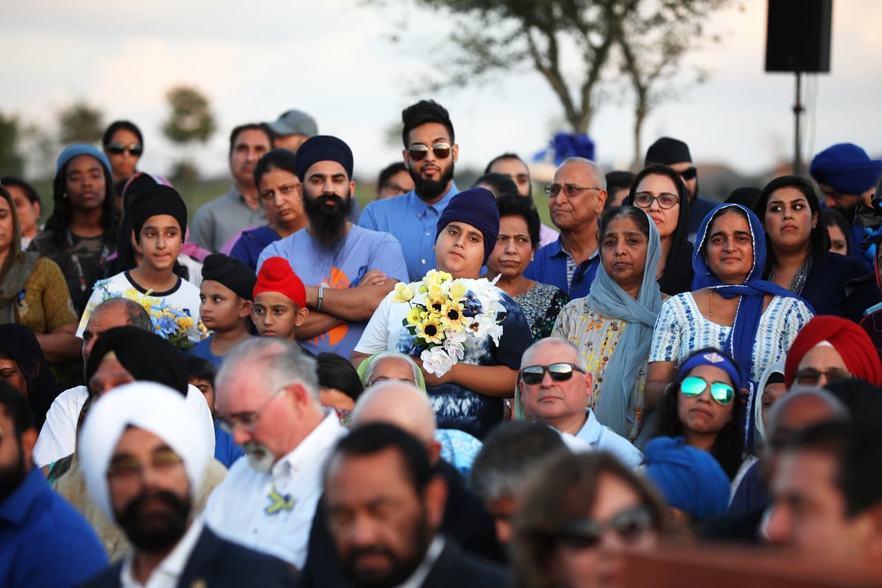 En la invitación a la vigilia se pidió a los participantes vestir de azul y muchos así lo hicieron.