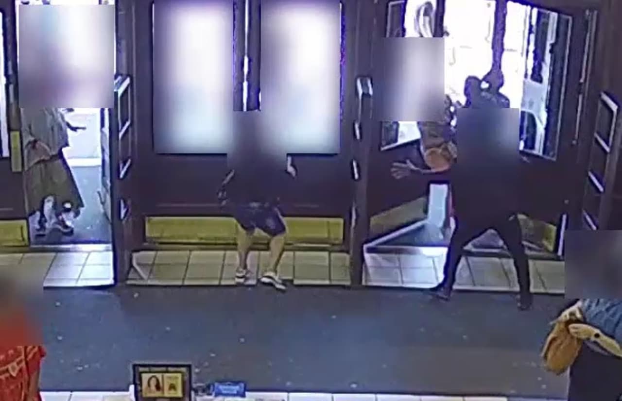 Sospechoso roba Funkos de Barnes and Noble y al huir noquea a anciana en Manhattan