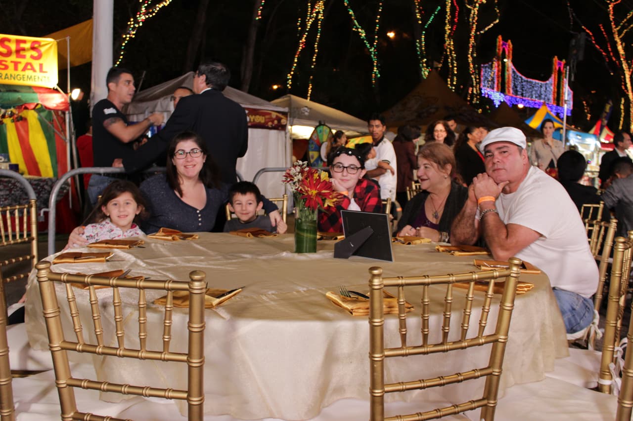 Las familias seleccionadas para participar de la Cena del 23 disfrutaron de una rica comida, regalos y compartieron con los talentos de Noticias 23.