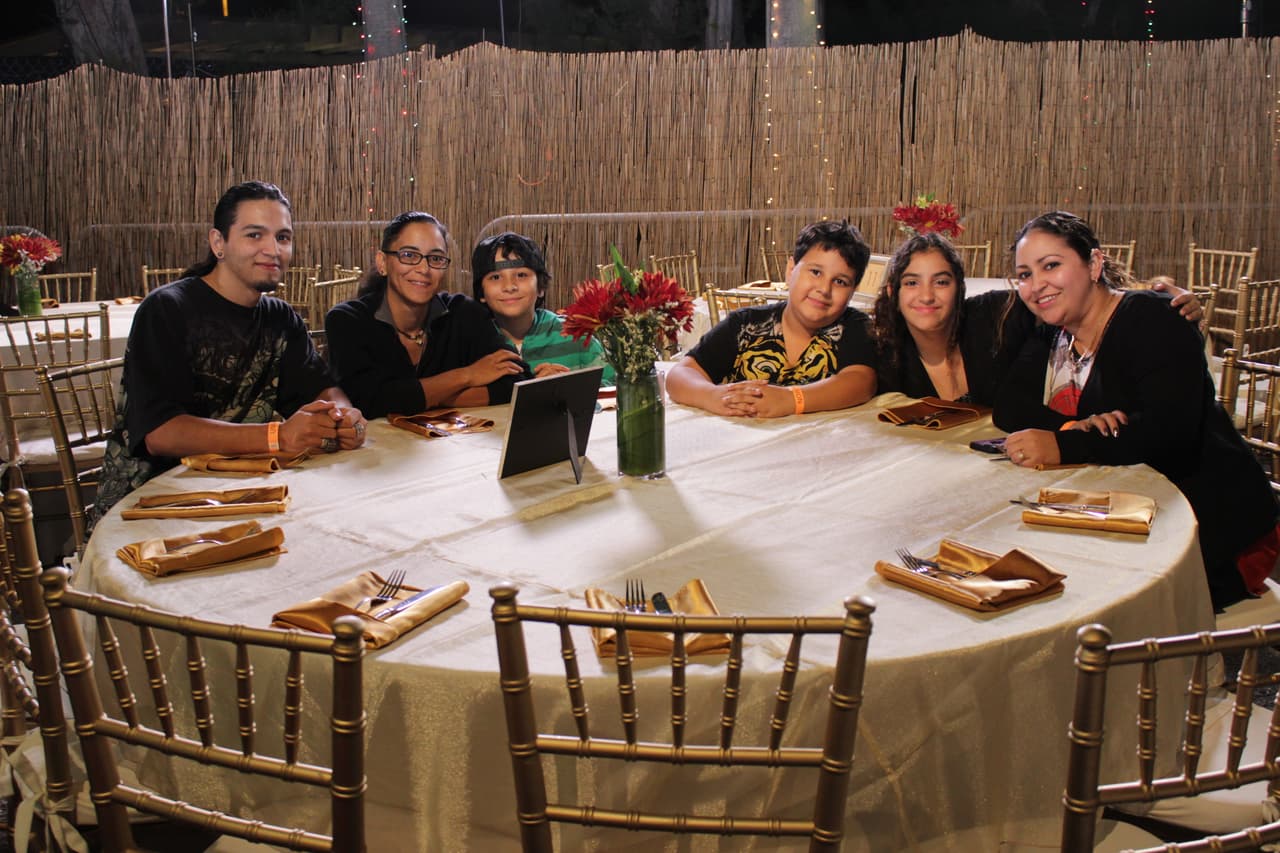 Las familias seleccionadas para participar de la Cena del 23 disfrutaron de una rica comida, regalos y compartieron con los talentos de Noticias 23.