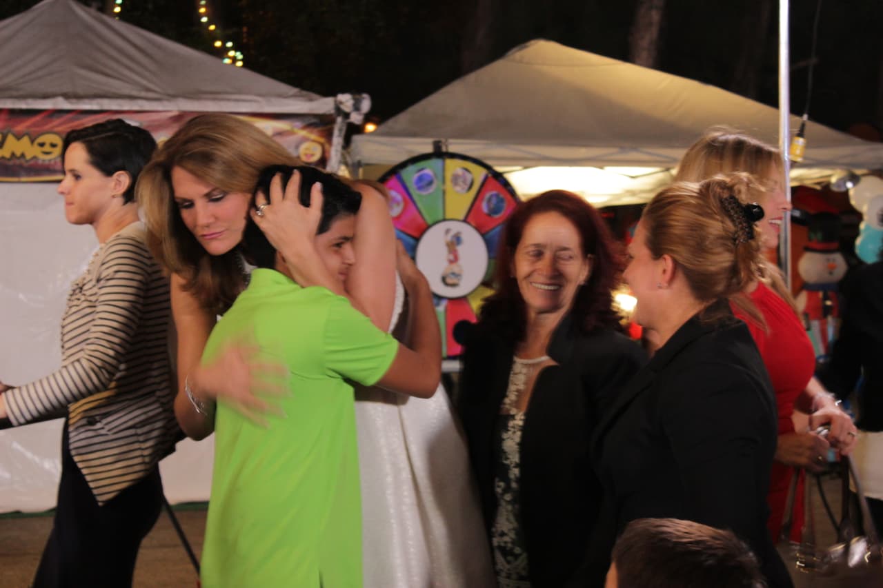 Las familias seleccionadas para participar de la Cena del 23 disfrutaron de una rica comida, regalos y compartieron con los talentos de Noticias 23.