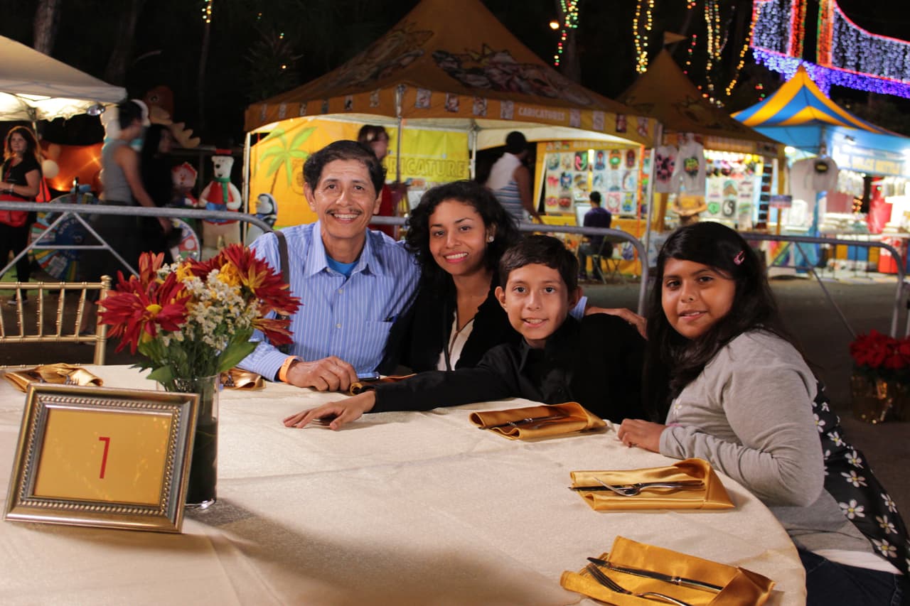 Las familias seleccionadas para participar de la Cena del 23 disfrutaron de una rica comida, regalos y compartieron con los talentos de Noticias 23.