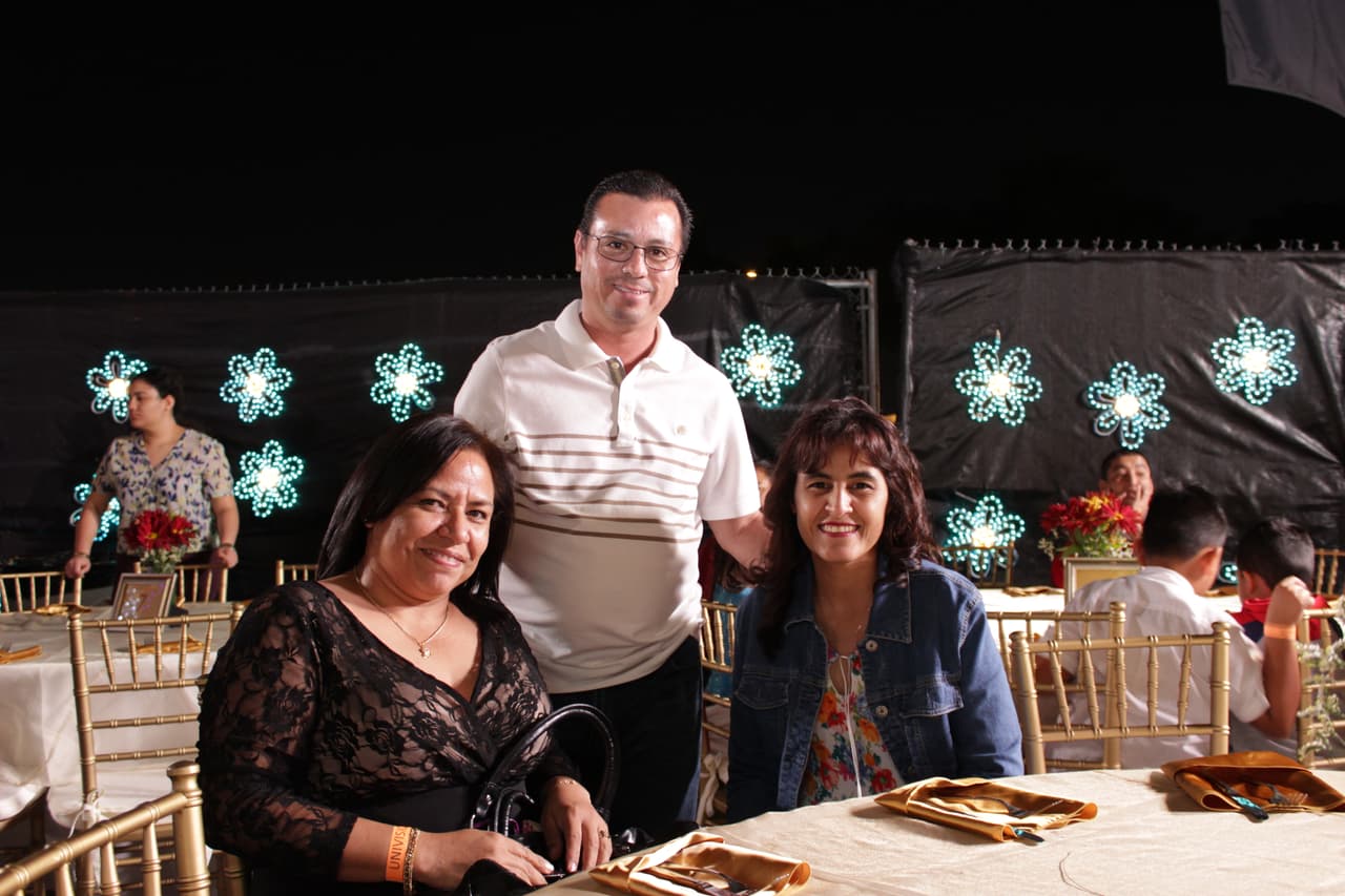 Las familias seleccionadas para participar de la Cena del 23 disfrutaron de una rica comida, regalos y compartieron con los talentos de Noticias 23.