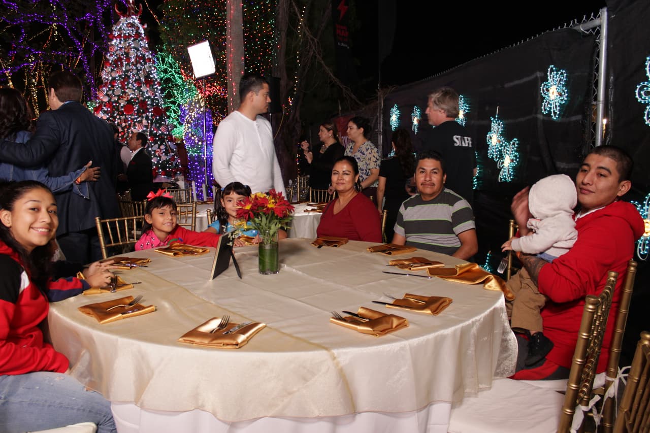 Las familias seleccionadas para participar de la Cena del 23 disfrutaron de una rica comida, regalos y compartieron con los talentos de Noticias 23.