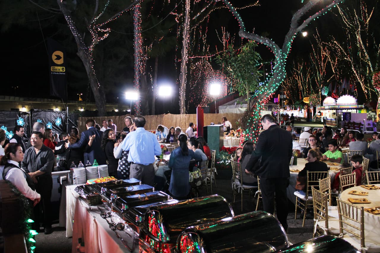 Las familias seleccionadas para participar de la Cena del 23 disfrutaron de una rica comida, regalos y compartieron con los talentos de Noticias 23.