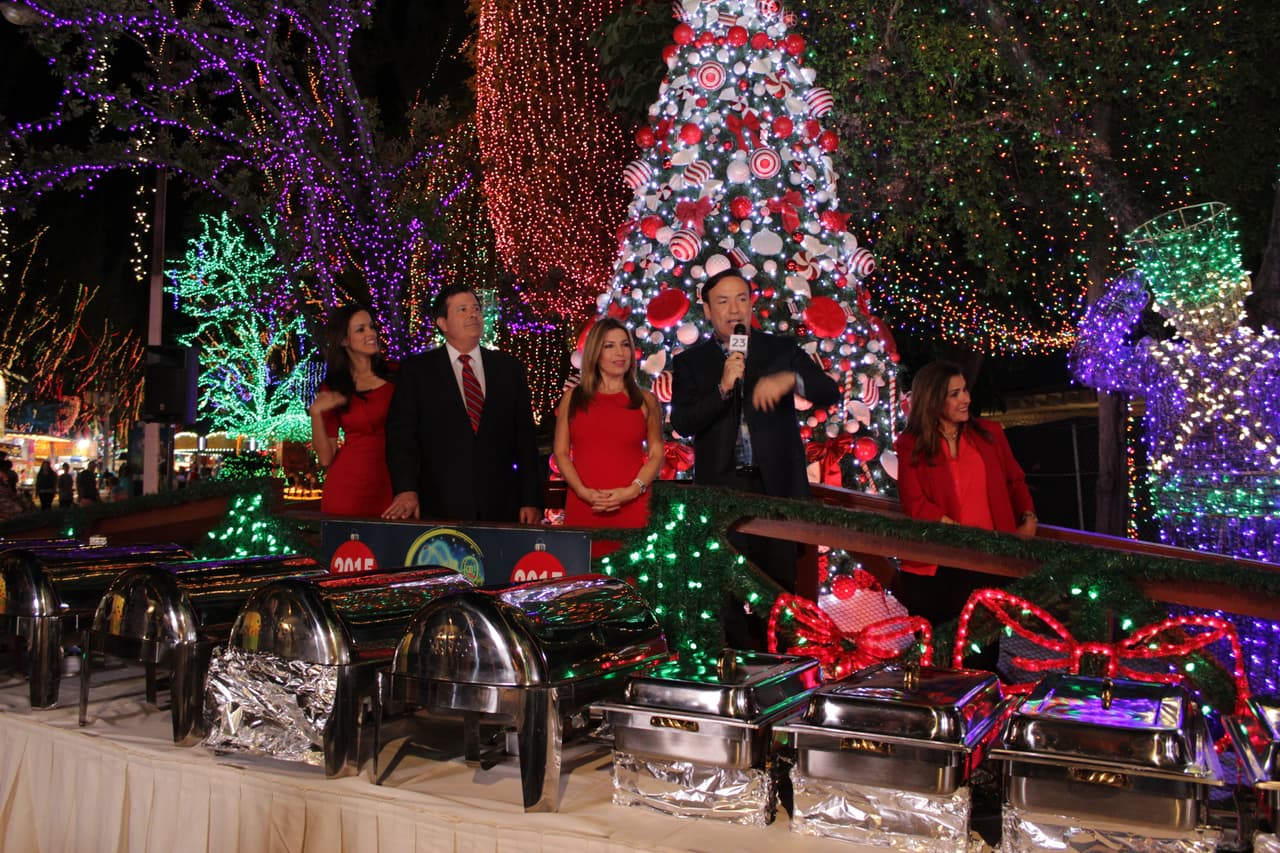 Las familias seleccionadas para participar de la Cena del 23 disfrutaron de una rica comida, regalos y compartieron con los talentos de Noticias 23.