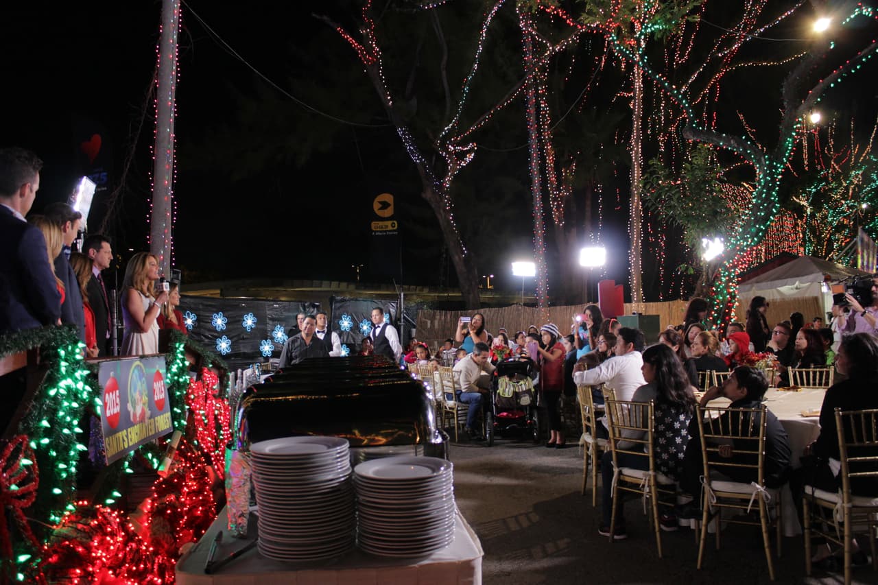 Las familias seleccionadas para participar de la Cena del 23 disfrutaron de una rica comida, regalos y compartieron con los talentos de Noticias 23.