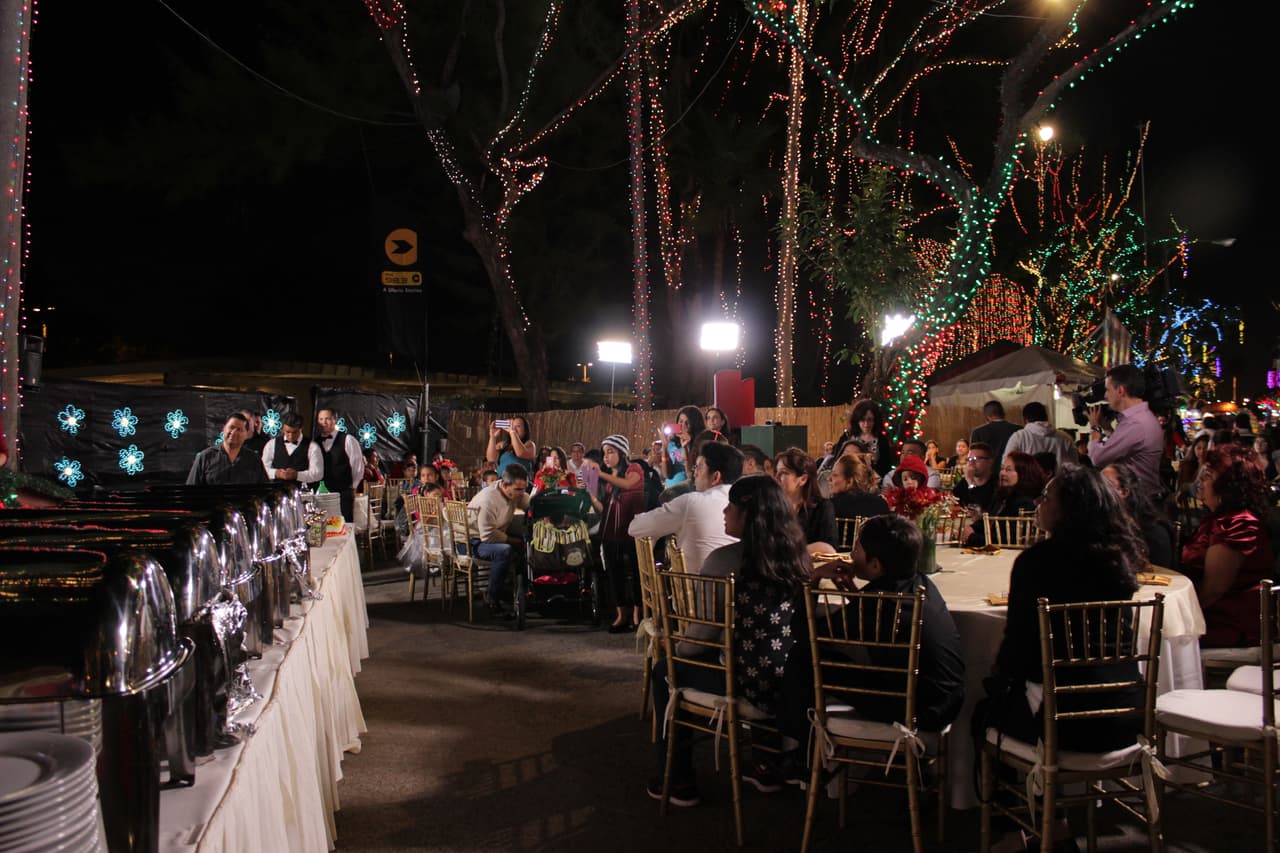 Las familias seleccionadas para participar de la Cena del 23 disfrutaron de una rica comida, regalos y compartieron con los talentos de Noticias 23.