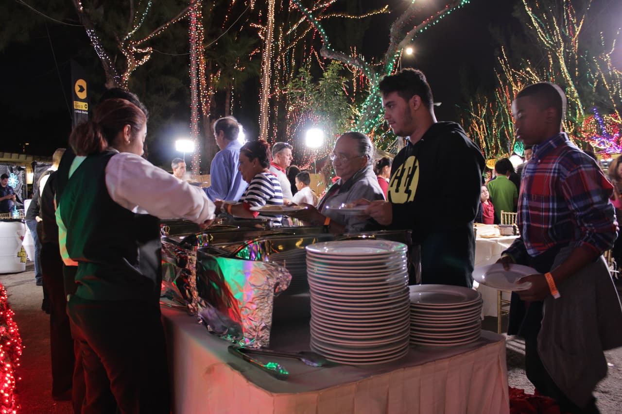 Las familias seleccionadas para participar de la Cena del 23 disfrutaron de una rica comida, regalos y compartieron con los talentos de Noticias 23.
