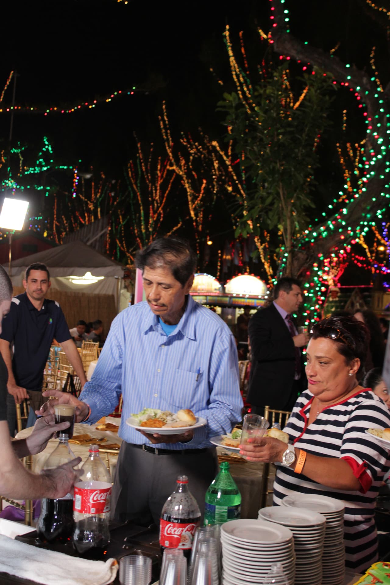 Las familias seleccionadas para participar de la Cena del 23 disfrutaron de una rica comida, regalos y compartieron con los talentos de Noticias 23.