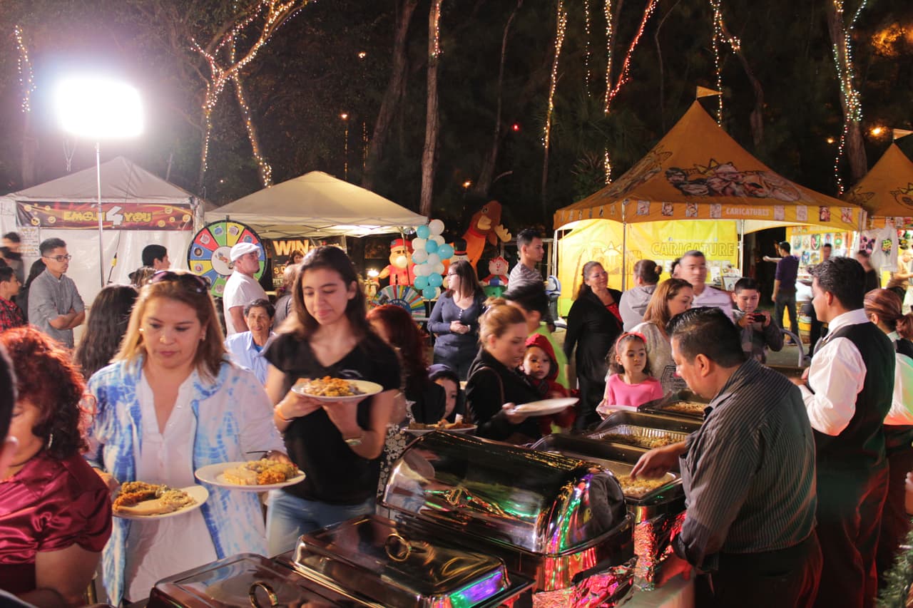 Las familias seleccionadas para participar de la Cena del 23 disfrutaron de una rica comida, regalos y compartieron con los talentos de Noticias 23.