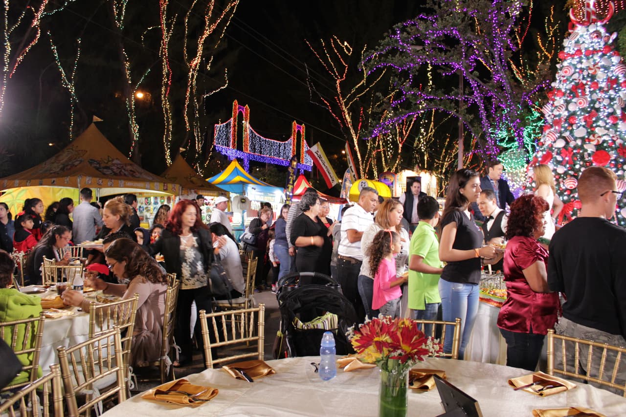 Las familias seleccionadas para participar de la Cena del 23 disfrutaron de una rica comida, regalos y compartieron con los talentos de Noticias 23.