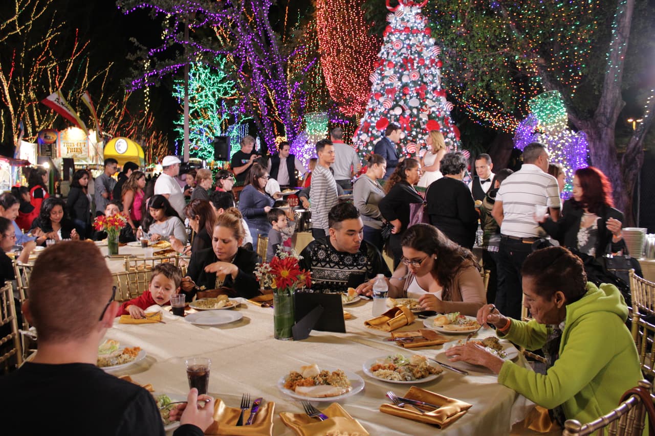 Las familias seleccionadas para participar de la Cena del 23 disfrutaron de una rica comida, regalos y compartieron con los talentos de Noticias 23.