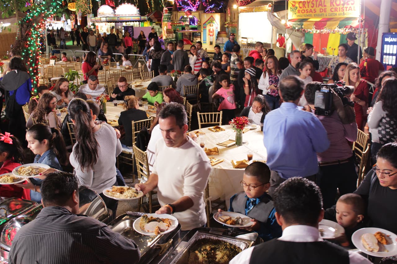 Las familias seleccionadas para participar de la Cena del 23 disfrutaron de una rica comida, regalos y compartieron con los talentos de Noticias 23.