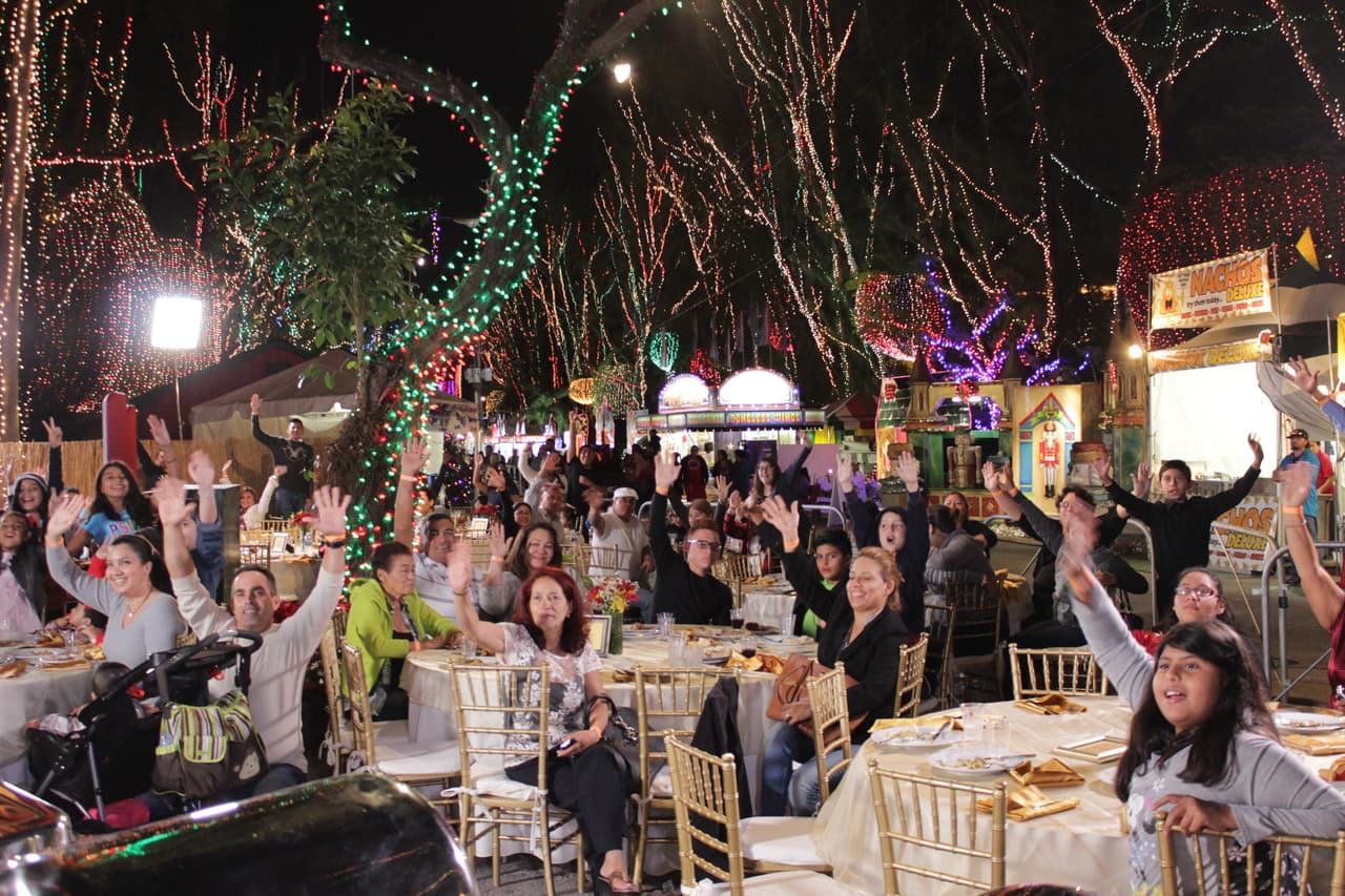 Las familias seleccionadas para participar de la Cena del 23 disfrutaron de una rica comida, regalos y compartieron con los talentos de Noticias 23.