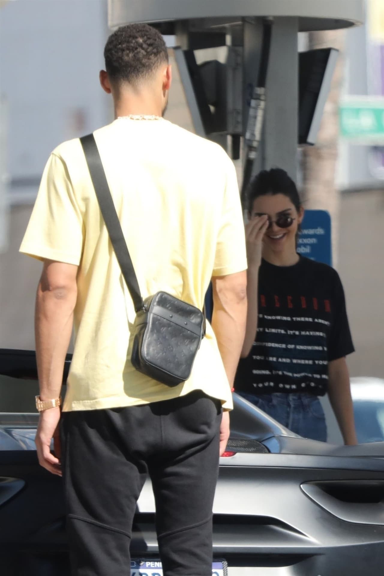 <b><a href="https://www.univision.com/entretenimiento/lo-que-comenzo-como-un-dia-de-sol-para-kendall-jenner-termino-en-una-guerra-video">Kendall Jenner</a></b> y 
<b>Ben Simmons</b> ya no se esconden tanto como solían hacer a 
<b><a href="https://www.univision.com/entretenimiento/los-exes-de-kendall-jenner-y-su-nuevo-amor-estuvieron-de-fiesta-y-ahora-todo-es-un-enredo-fotos">inicios de su relación</a></b> en mayo pasado, y el miércoles fueron captados con una sonrisa de oreja a oreja en Los Ángeles.