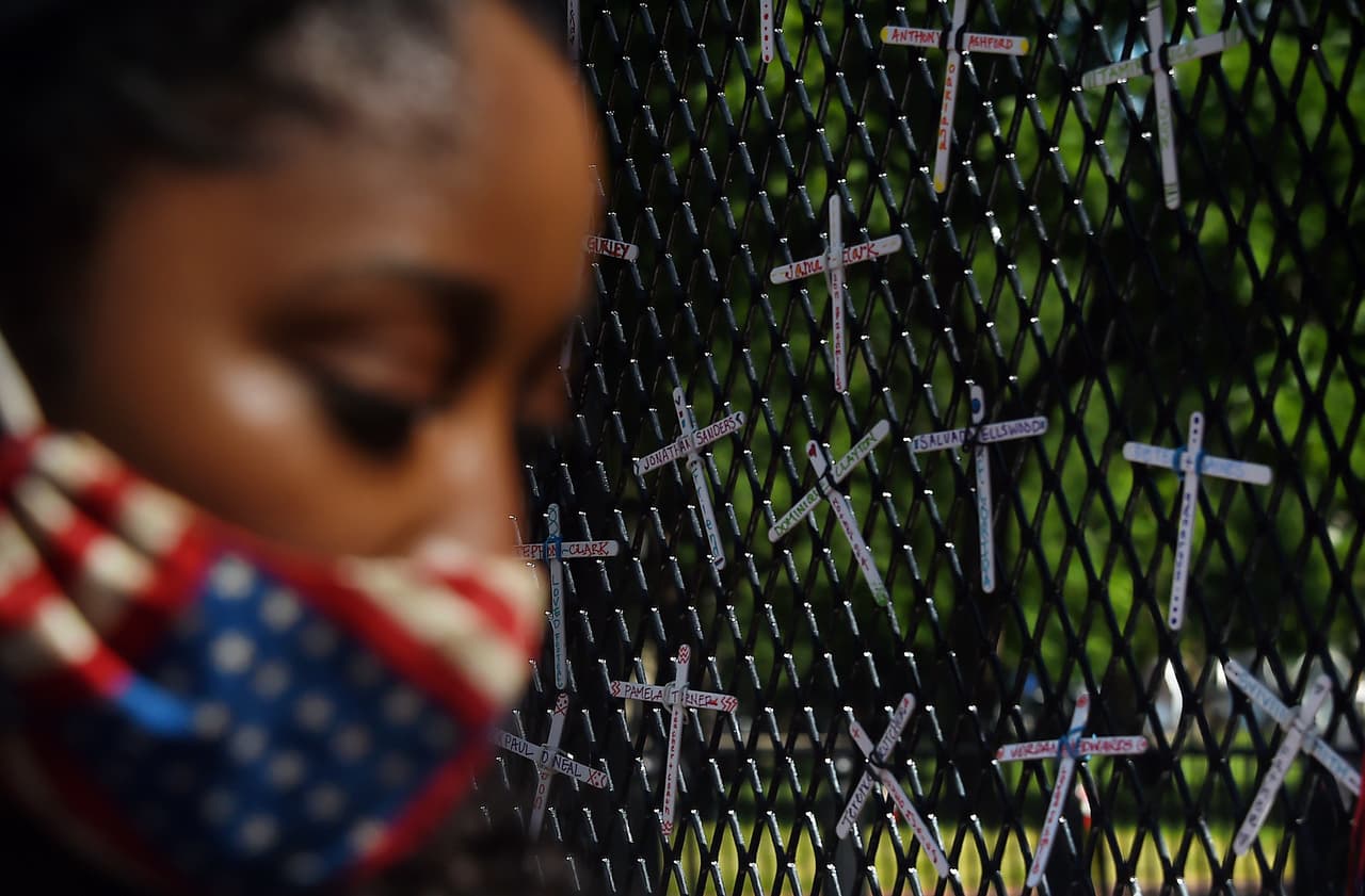 Una manifestante se detiene frente a una pared con los nombres de afroestadounidenses que han perdido la vida a manos de la policía.
<br>William Walker, comandante de la Guardia Nacional de Washington DC, dijo este domingo que algunos de los 3,900 elementos adicionales de esta fuerza traídas a la capital desde otras entidades podrían partir el lunes.