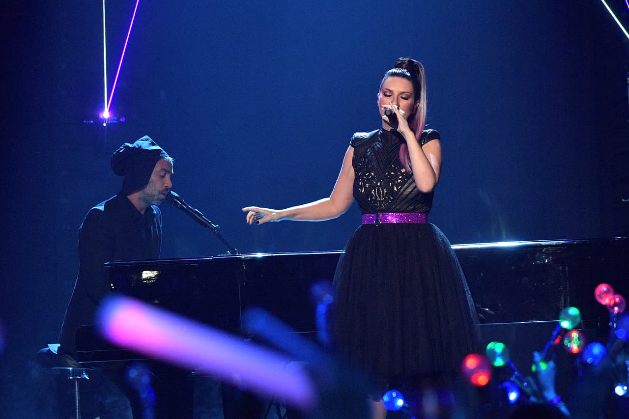 Pero Laura Pausini también apareció con un peinado muy similar. ¡Es súper noventas!