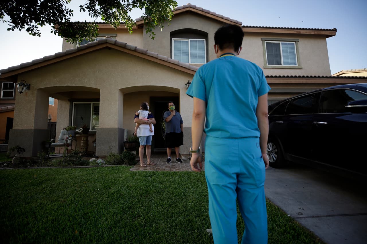 "Vo es una estrella de rock”: el médico vietnamita que atiende a comunidades hispanas en un condado agrícola de California