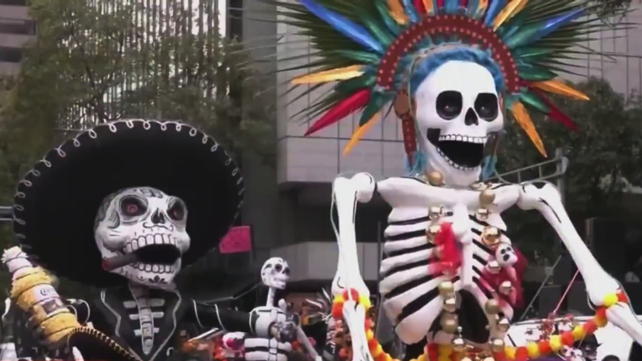 Así fue el desfile de catrinas en la capital de México previo al Día de Muertos y en honor a José Guadalupe Posada