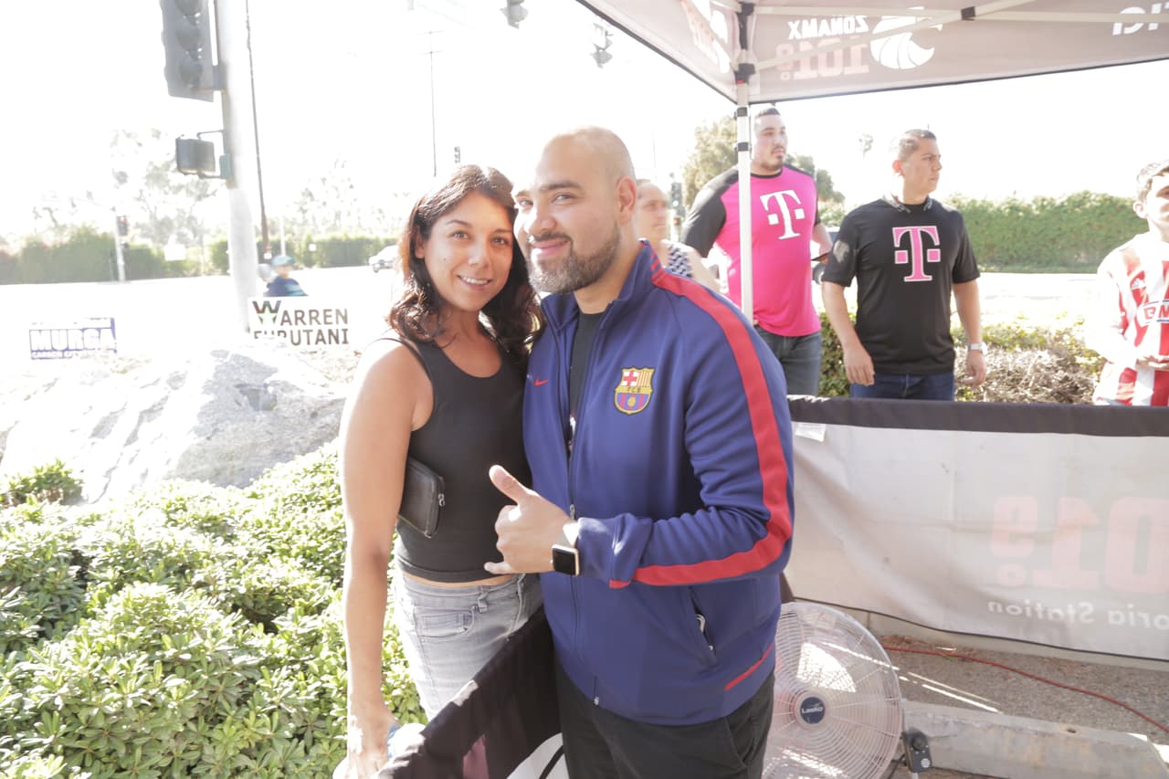 'El Bueno, La Mala y El Feo' entregando boletos en la ciudad de Carson.