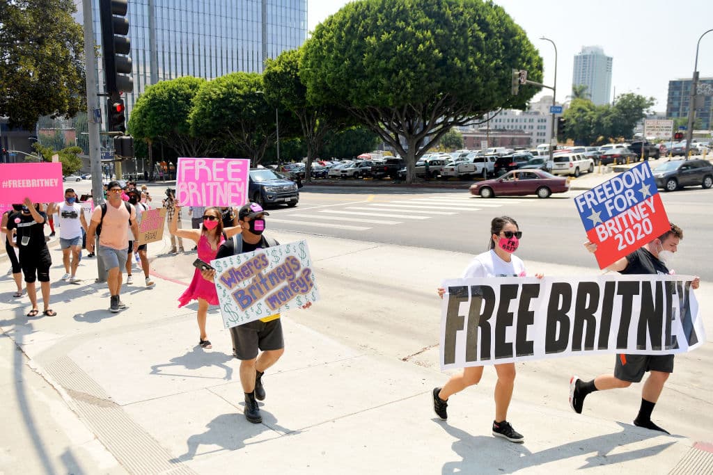 "(Britney Spears) agradece y aprecia el apoyo informativo de muchos de sus fans", dijeron los expertos legales respecto a las manifestaciones de cariño e inconformidad que han hecho los seguidores de la cantante con el movimiento 'Free Britney'.
<br>