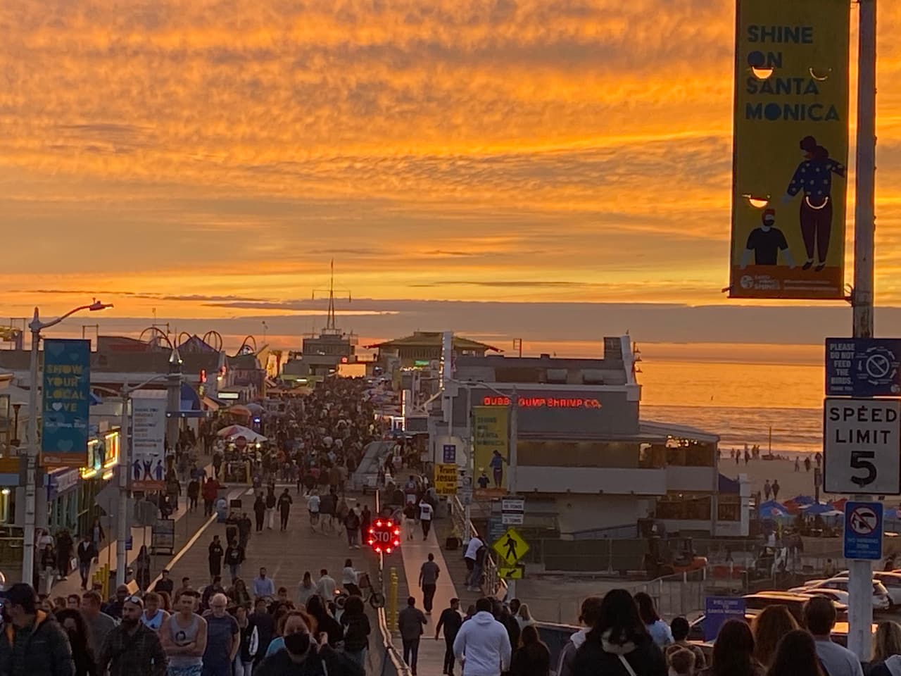 Mientras en las calles, aeropuertos, restaurantes, bares y muelles, pareciera que la pandemia ya terminó.
<br>Imágenes del muelle de Santa Monica este domingo, 16 de enero.