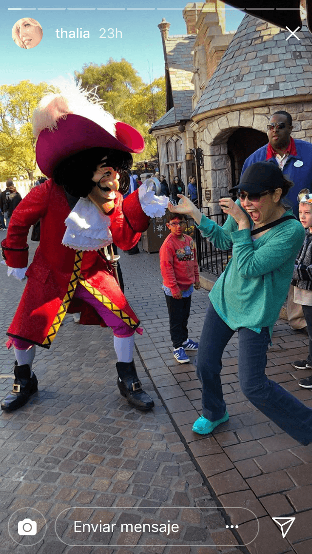 En cada foto, Thalía se olvidó del glamur y se mostró con ropa cómoda y muy sonriente para disfrutar del parque de diversiones.