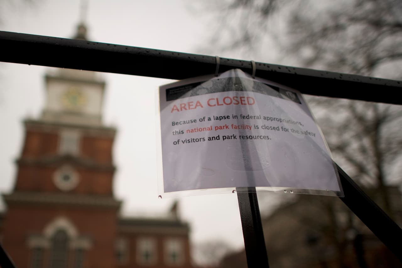 <b>La historia temporalmente suspendida. </b>“Área cerrada”, se lee en el cartel frente al Salón de la Independencia de Philadelphia, Pennsylvania, donde fueron debatidas y adoptadas las declaración de independencia y la constitución de EEUU en el siglo XVIII.