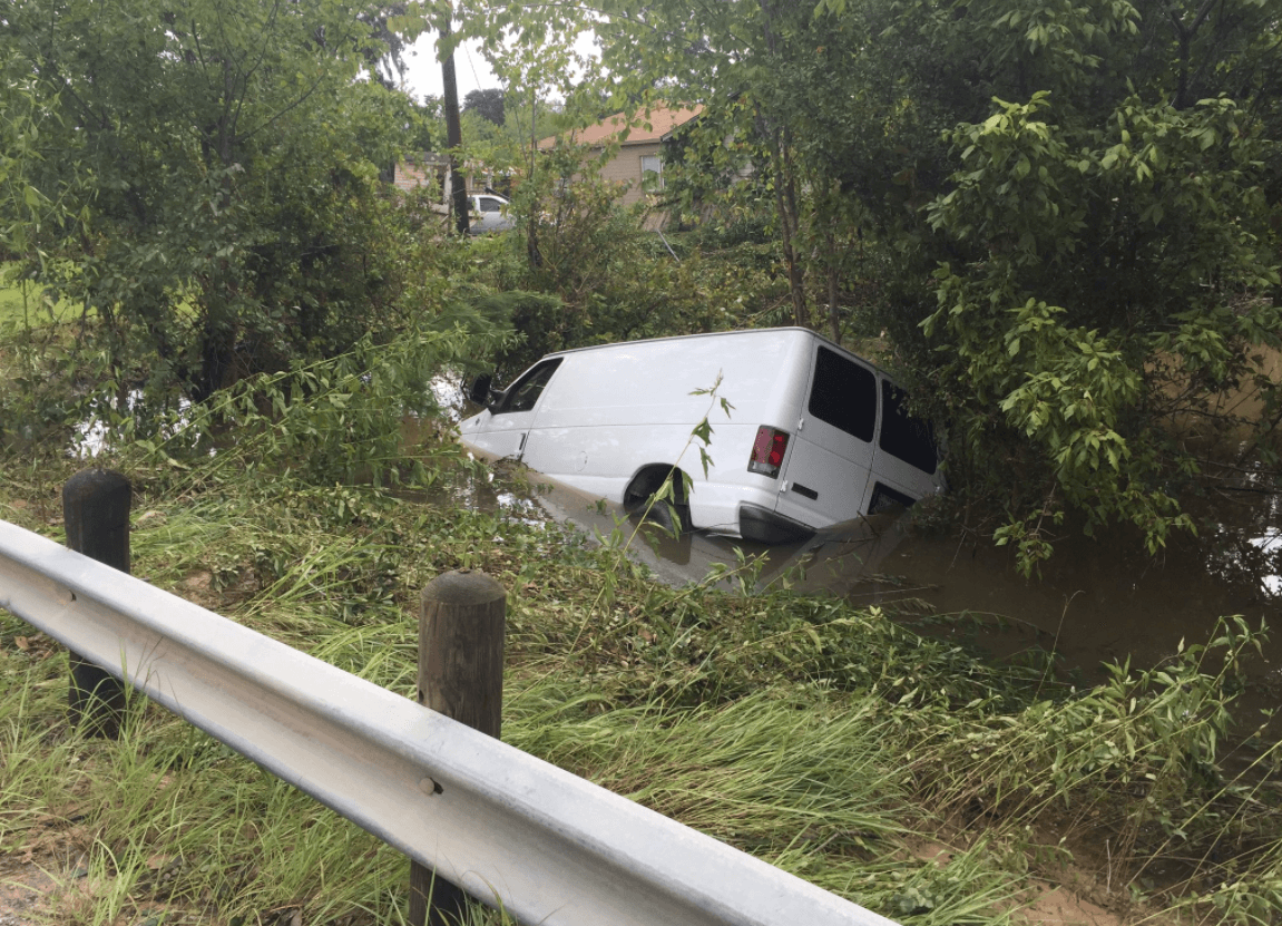 Encuentran en una furgoneta los seis cuerpos de la familia hispana arrastrada por el agua en Texas
