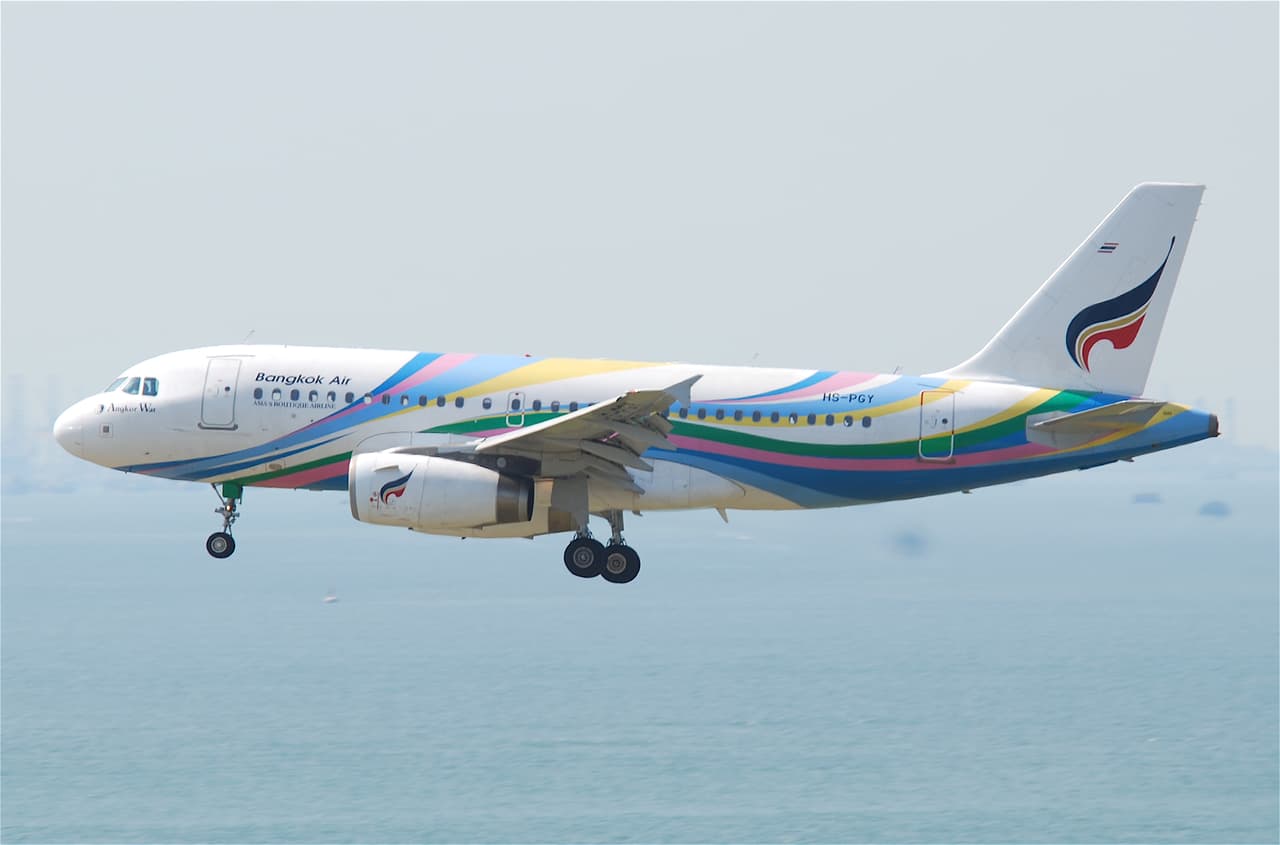 <b>Puesto 19. Bangkok Airways</b>
<br>
<br>Esta compañía tailandesa fue reconocida por Skytrax con los premios a la ‘mejor aerolínea regional del mundo’ y ‘mejor aerolínea regional de Asia’.
<br>
<br>La compañía aérea estadounidense más destacada entre las 100 mejores del mundo fue Delta, que ocupó el puesto 30. Le siguen JetBlue (Puesto 32), United (puesto 60), American Airlines (puesto 76) y American Eagle (puesto 91).